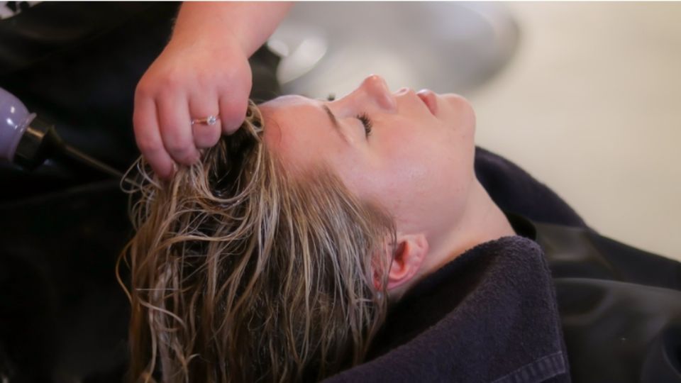 El cabello decolorado requiere cuidados específicos.