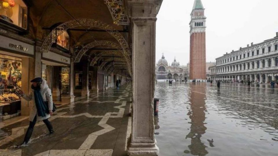 Una mujer camina por un pasaje de la inundada plaza de San Marcos en Venecia, Italia,  el pasado 10 de diciembre.