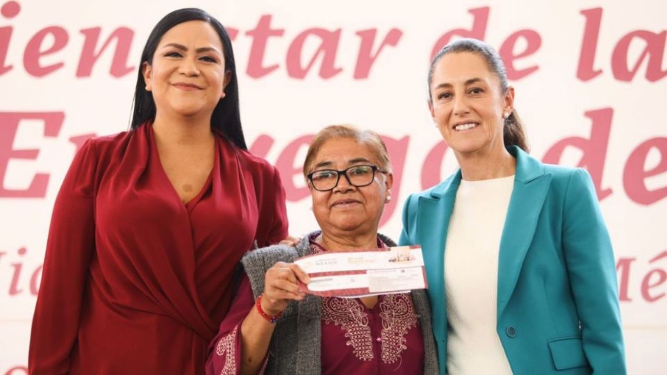 Ariadna Montiel y Claudia Sheinbaum con una beneficiaria de las tarjetas del Bienestar