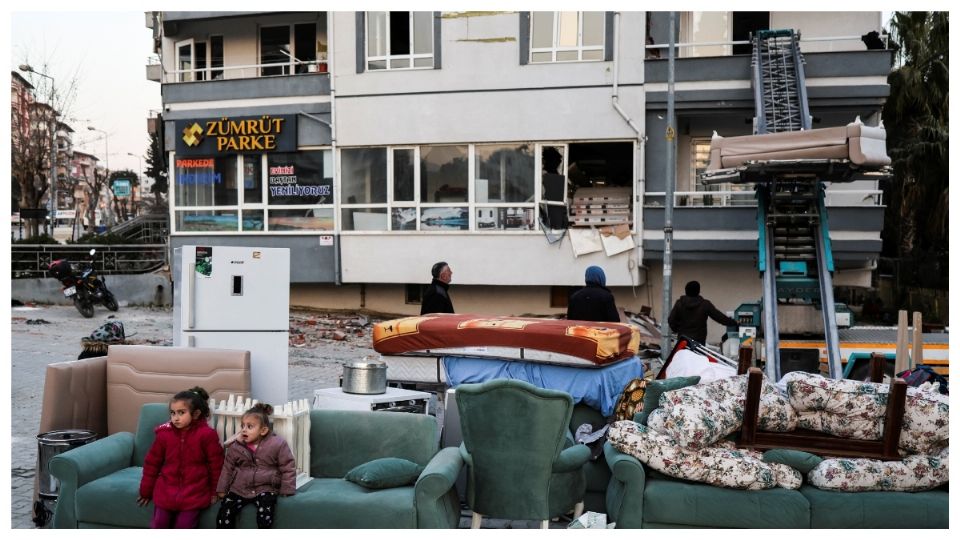 Una familia turca saca las pertenencias de su hogar 
