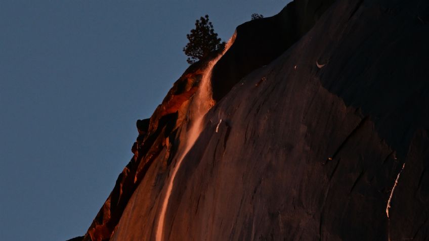 Captan espectacular “cascada de fuego” en el Parque Nacional de Yosemite