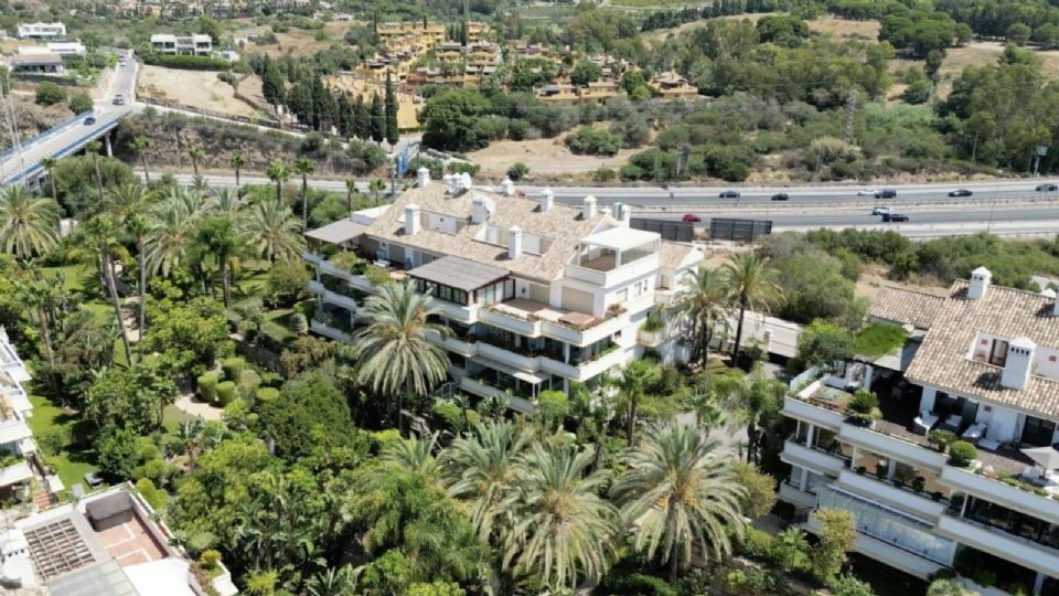 El conjunto habitacional donde se ubican los departamentos en Marbella, España