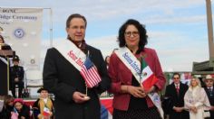 Los Laredos llevan a cabo la Ceremonia del Abrazo en el Puente Internacional Juárez-Lincoln