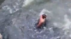 VIDEO | Ladrón es golpeado, desnudado y arrojado a un canal de aguas negras en Chiapas