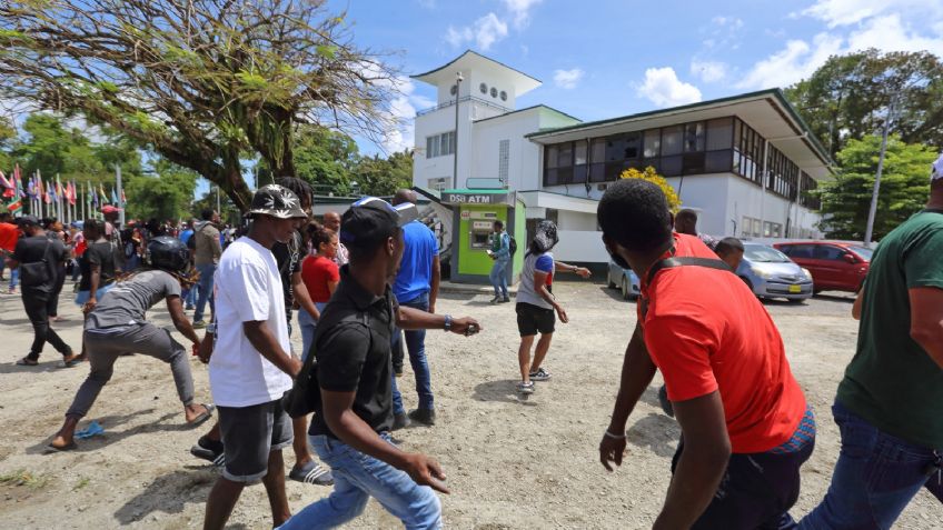 Cientos de personas intentan tomar por la fuerza el Parlamento de Surinam