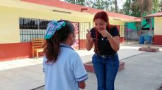 Maestra enseña lenguaje de señas a sus alumnos para comunicarse con una compañera