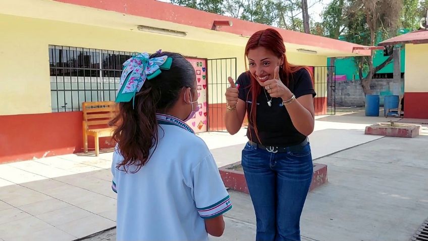 Maestra enseña lenguaje de señas a sus alumnos para comunicarse con una compañera