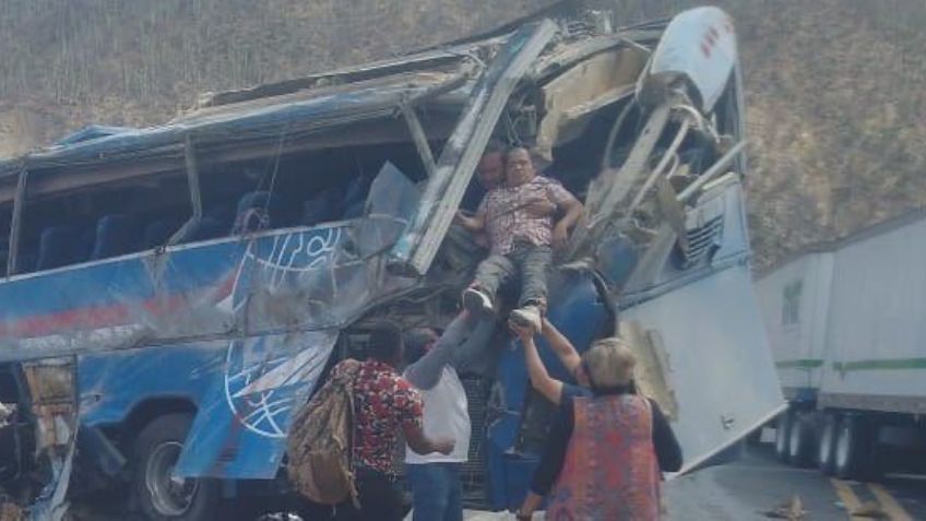 Autobús con migrantes vuelca en carretera de Oaxaca; hay 15 muertos y 40 heridos