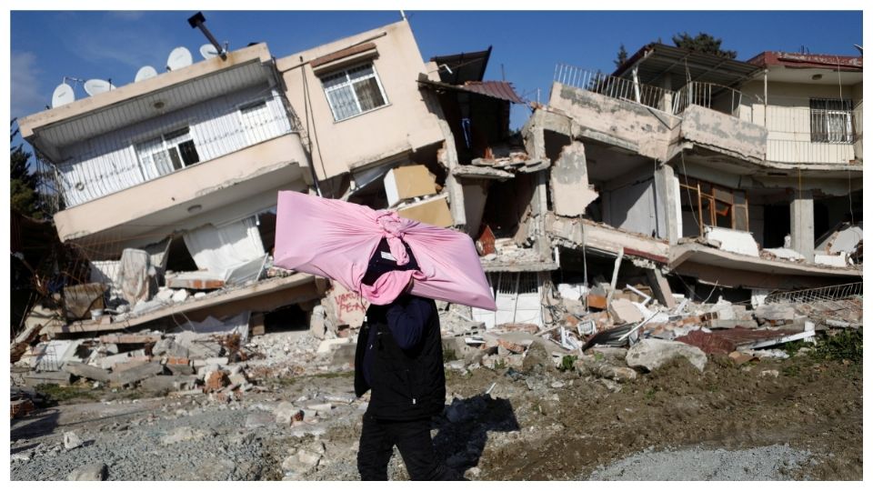 Habitantes, a las afueras de Hatay, desalojan sus viviendas tras terremoto