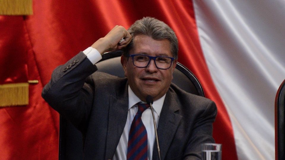 Monreal insistió en que las iniciativas contradicen a la Constitución Política