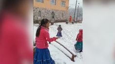 VIDEO | Intenso frío llevó felicidad a la Sierra Tarahumara: captan a niñas rarámuris divirtiéndose entre la nieve