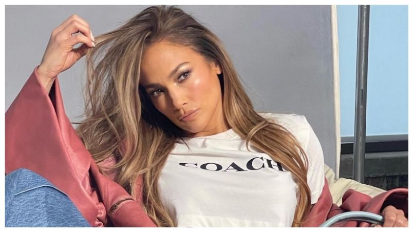 JLo le dice adiós a las clásicas playeras blancas, dando paso a una nueva tendencia vintage: camisetas con logo