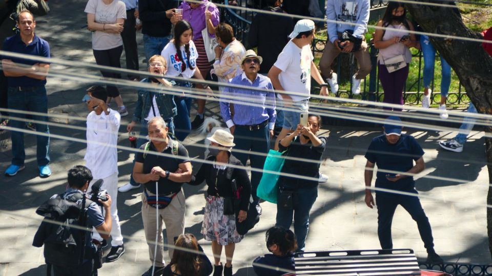 Protesta de vecinos de la Colonia Santa María la Ribera, frente a la casa de la alcaldesa Sandra Cuevas.