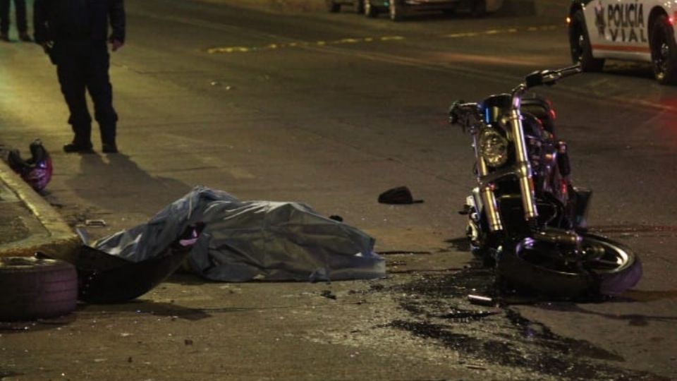 En el sitio se logró conocer que la motocicleta se desplazaba a una gran velocidad sobre la avenida antes mencionada en sentido de circulación de oriente a poniente