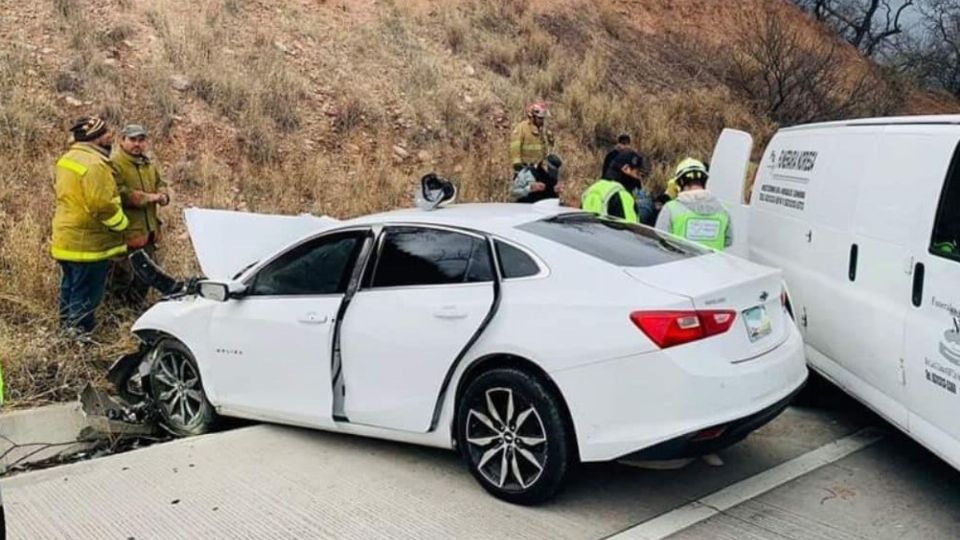 En el impacto los cinco tripulantes del automóvil blanco fallecieron, se trata de cuatro mujeres y un hombre, todos mayores de 18 de años