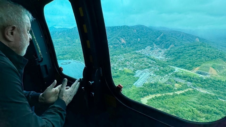 El Presidente izquierdista sobrevoló ayer la zona de la tragedia.