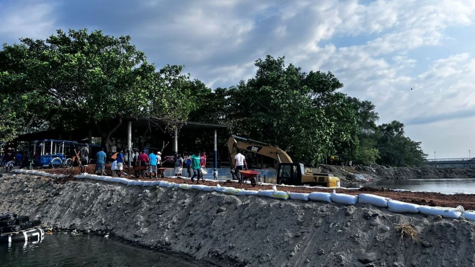 Los trabajadores del lugar aprovecharon el bajo nivel del río para levantar el puente