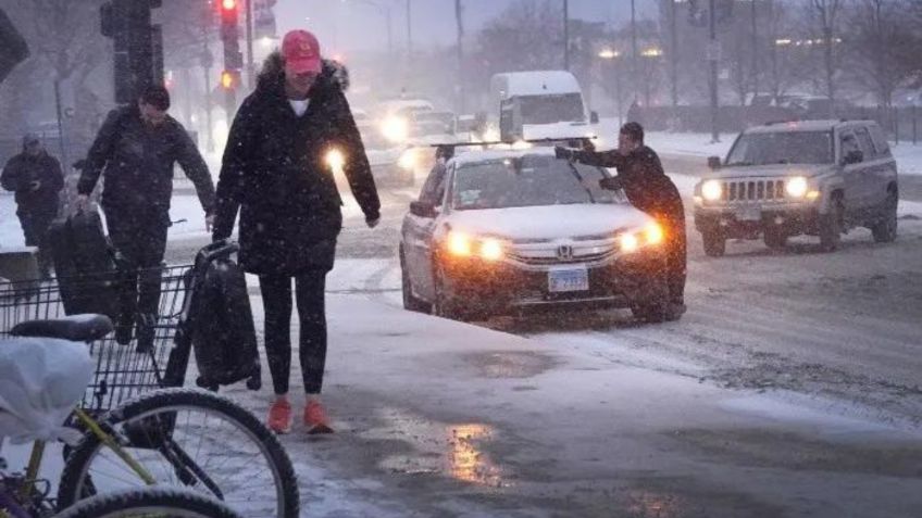 Gran tormenta invernal en EU: alertan por olas de hasta seis metros y un metro de nieve