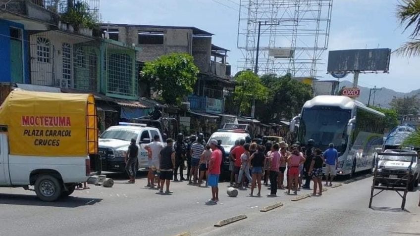 Caos en la Acapulco-México: comerciantes retienen a policías estatales tras detención de dos hombres