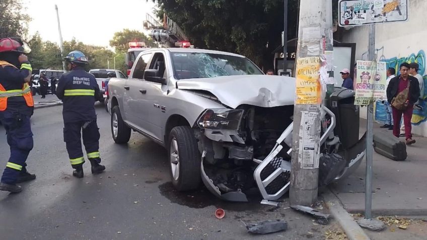 FOTOS | Pánico en Querétaro: conductor ebrio arrolla a dos personas y se estampa contra un poste