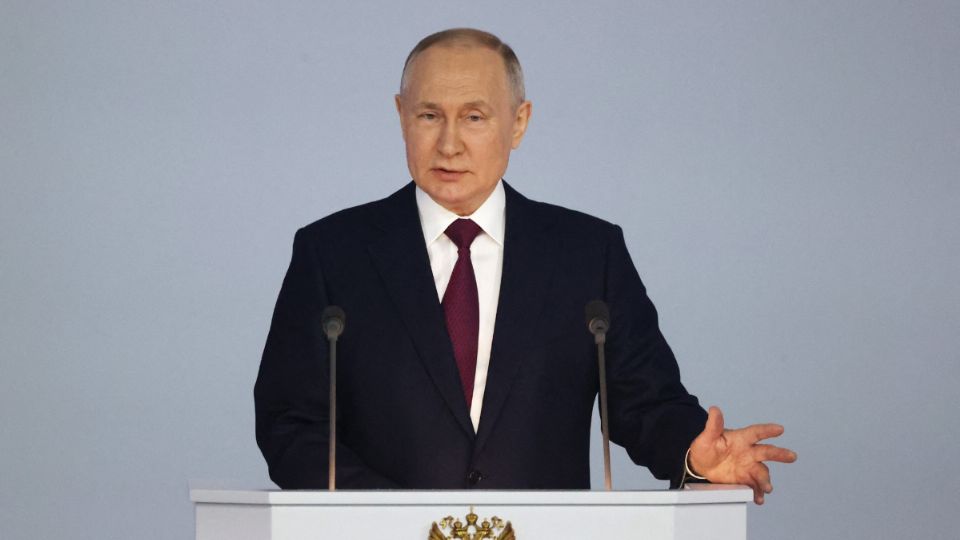 El presidente ruso Vladimir Putin pronuncia su discurso anual sobre el estado de la nación en el centro de conferencias Gostiny Dvor en el centro de Moscú el 21 de febrero de 2023.