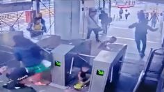 VIDEO: un policía golpea a un niño en la cabeza con una macana y ahora debaten si fue un accidente o no