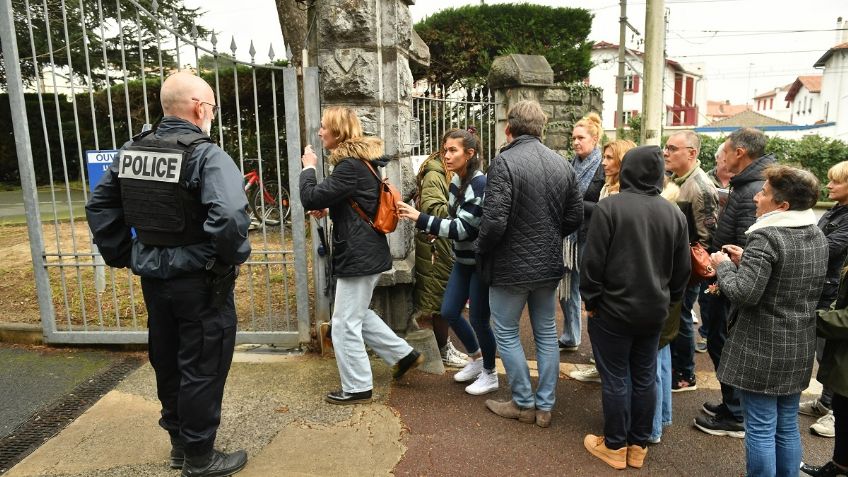 Tragedia en el salón de clases: un alumno apuñala hasta la muerte a su maestra de español