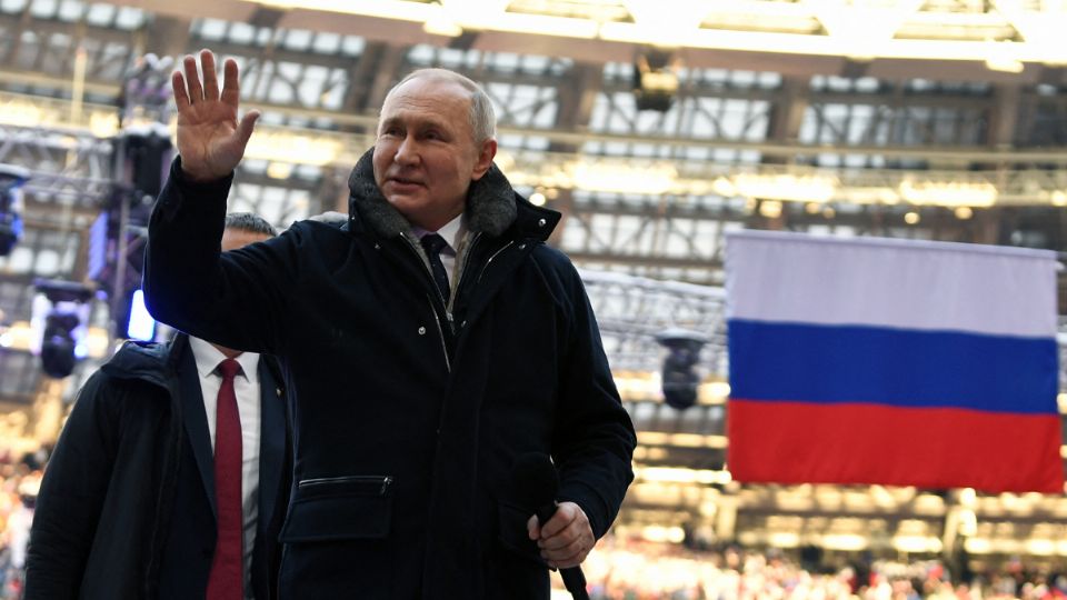 El presidente ruso, Vladimir Putin, asiste a un concierto patriótico dedicado al próximo Día del Defensor de la Patria en el estadio Luzhniki de Moscú.