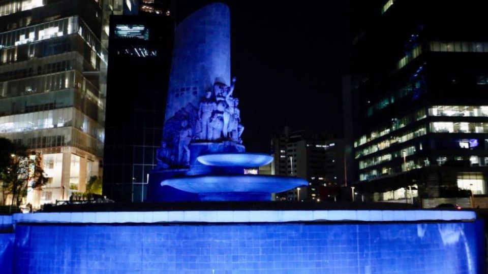 Monumentos de Avenida Reforma fueron iluminado con color azul maya