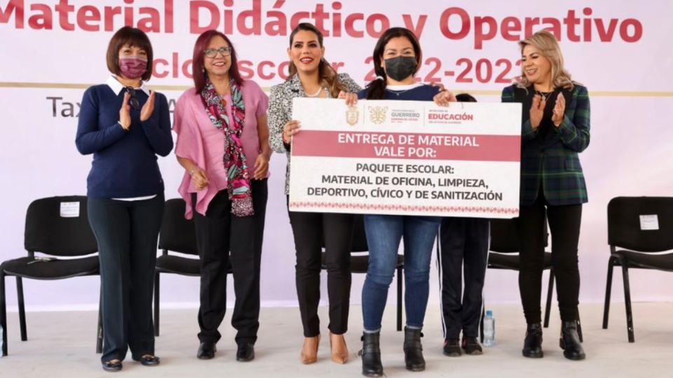 Entregan equipo mobiliario, computadoras y material didáctico a escuelas de nivel básico en Taxco