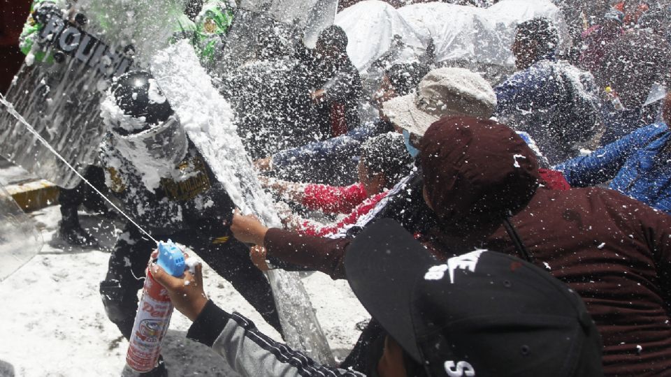 Decenas de manifestantes se 'enfrentaron' a policías.