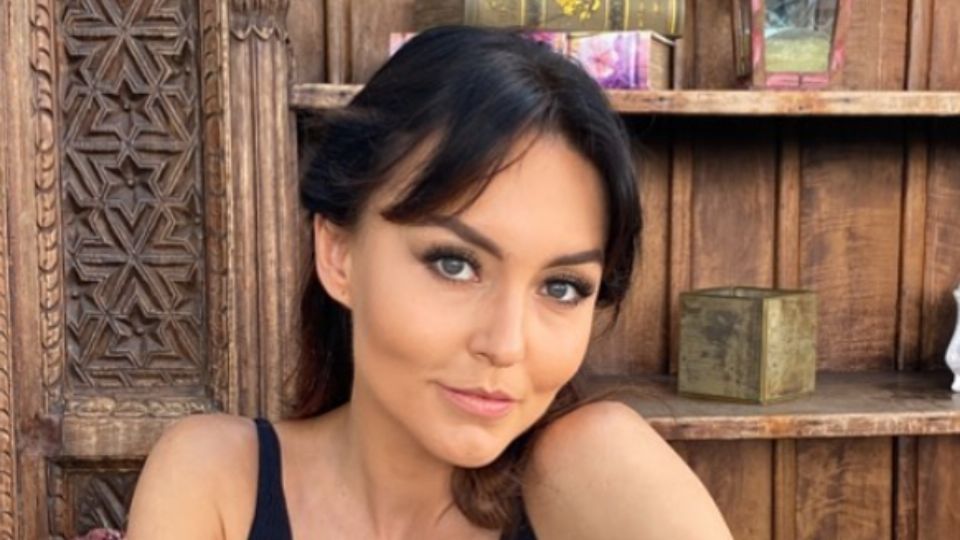 Angelique Boyer presume bronceado perfecto con bikinis efecto metalizado