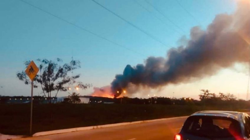 Los bomberos de Mérida trabajan a marchas forzadas contra el incendio en un relleno sanitario