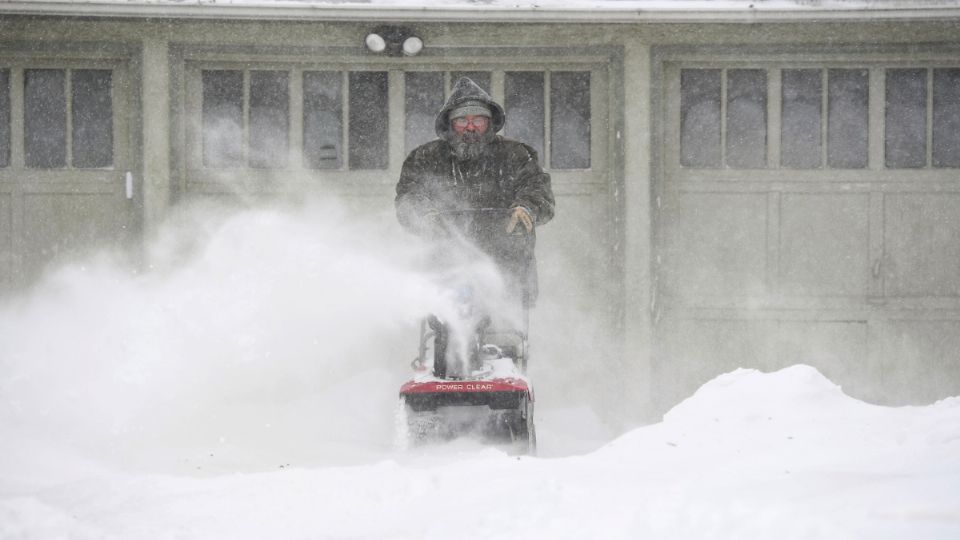 Debido al mal clima fueron cancelados más de mil 500 vuelos en la nación