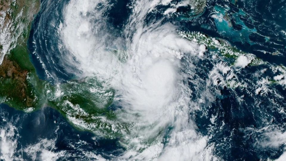 Como consecuencia este cambio en la temperatura aumentará el “combustible” de sistemas tropicales como tormentas y huracanes.