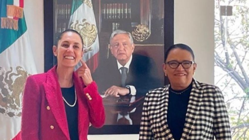 Claudia Sheinbaum se asombra de aretes de Rosa Icela Rodríguez con figura de AMLO