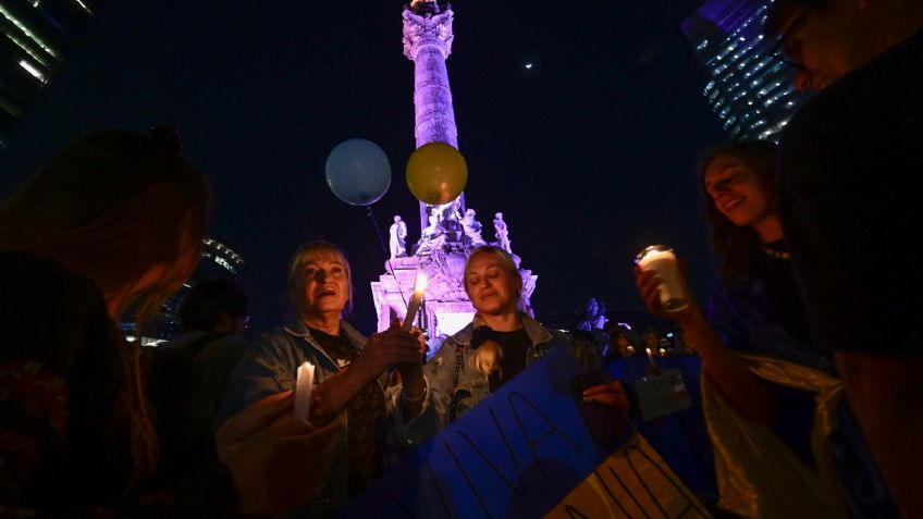 FOTOS | Decenas de personas se unen en el Ángel para conmemorar el inicio de la incursión rusa a Ucrania