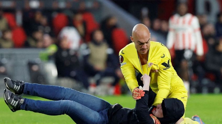 FOTOS | El futbolista Marko Dmitrovic reduce a un aficionado que lo agredió