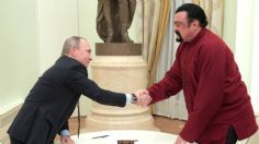 Putin condecora al actor Steven Seagal tras llamarlo “uno de los más grandes dirigentes del mundo”