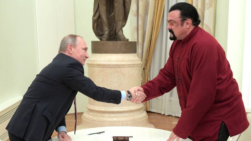 Putin condecora al actor Steven Seagal tras llamarlo “uno de los más grandes dirigentes del mundo”