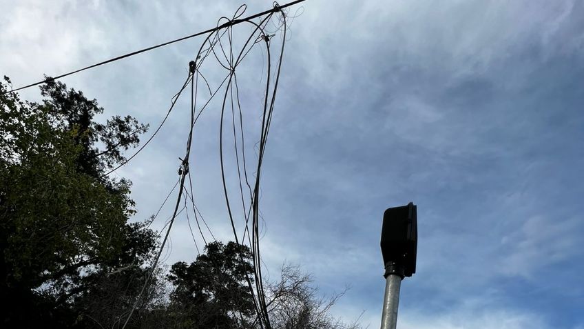 Denuncia ciudadana: Reportan cables de luz caídos en Avenida Universidad y Segundo Anillo