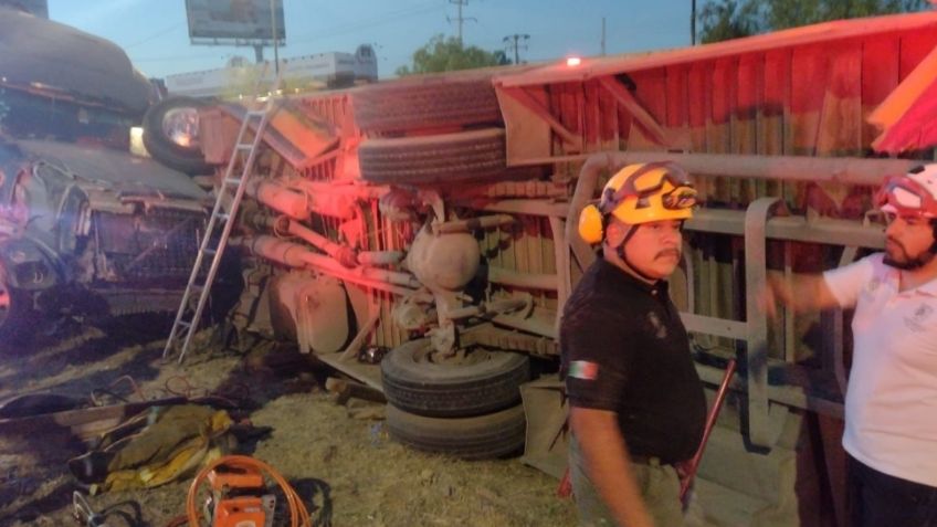 Aparatoso accidente en SLP: choque entre un autobús y tráiler deja dos muertos