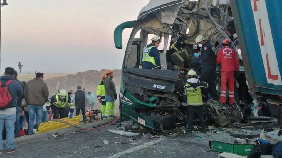 Un autobús de pasajeros se impactó dejando 2 muertos.