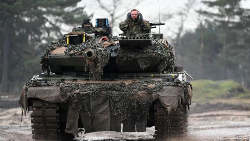 Boris Pistorius, ministro de Defensa de Alemania en un tanque Leopard 2.

