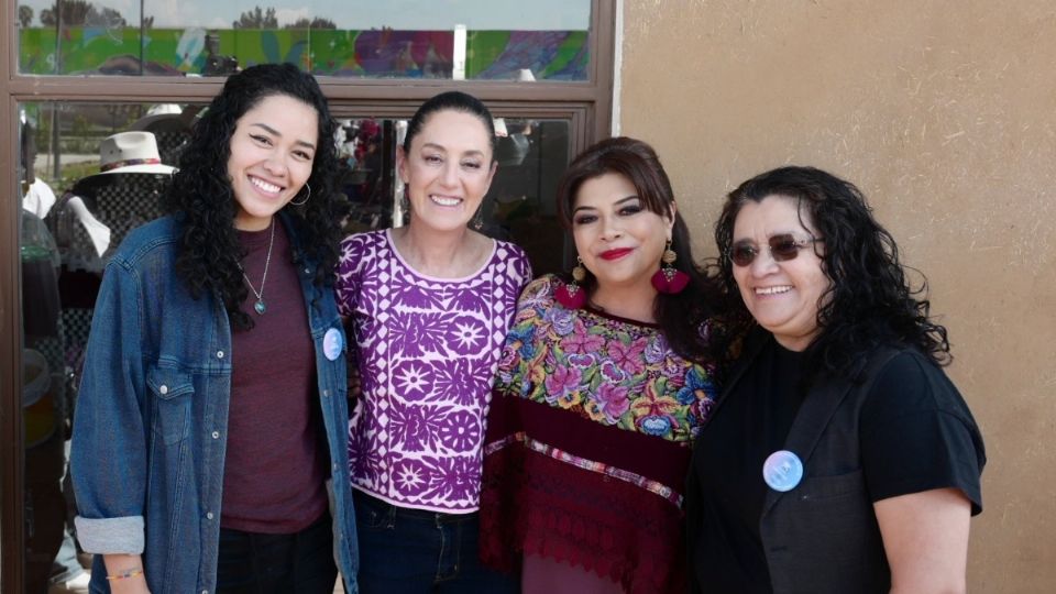 Claudia Sheinbaum y Clara Brugada posan con las actrices de la serie