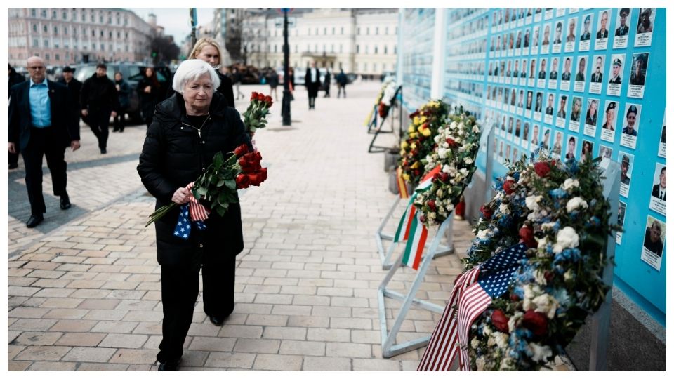 La secretaria del Tesoro de EU, Janet Yellen, depositó una ofrenda por los fallecidos