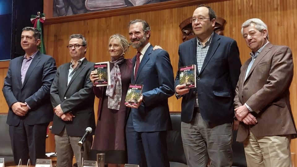 Durante la presentación del libro 'La Democracia no se toca', los autores Lorenzo Córdoba y Ciro Murayama, señalaron que el texto es un llamado para que la sociedad defiendan al organismo electoral