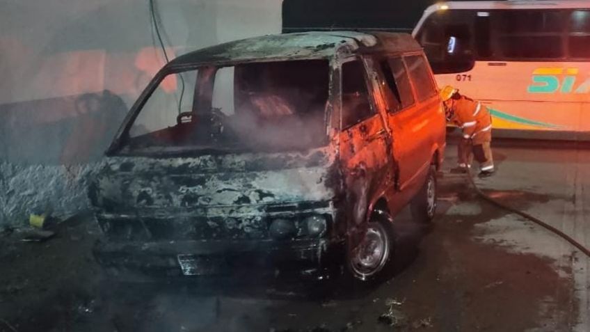 Camioneta termina incendiada por causas desconocidas