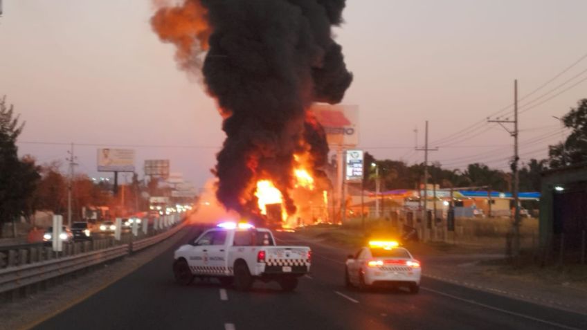 VIDEO: las impactantes imágenes del incendio de una pipa de combustible en Guanajuato