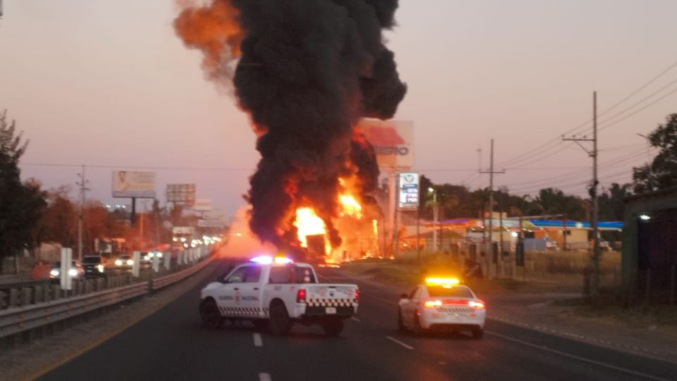 Una pipa chocó y provocó un fuerte incendio.